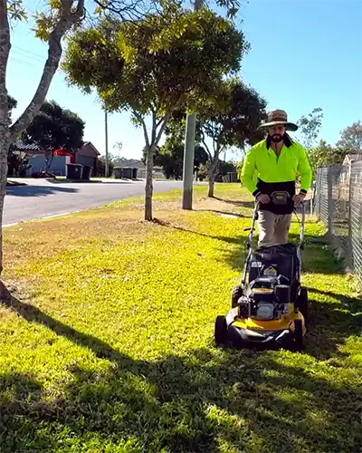 img-lawn-care-brisbane-1-mobile